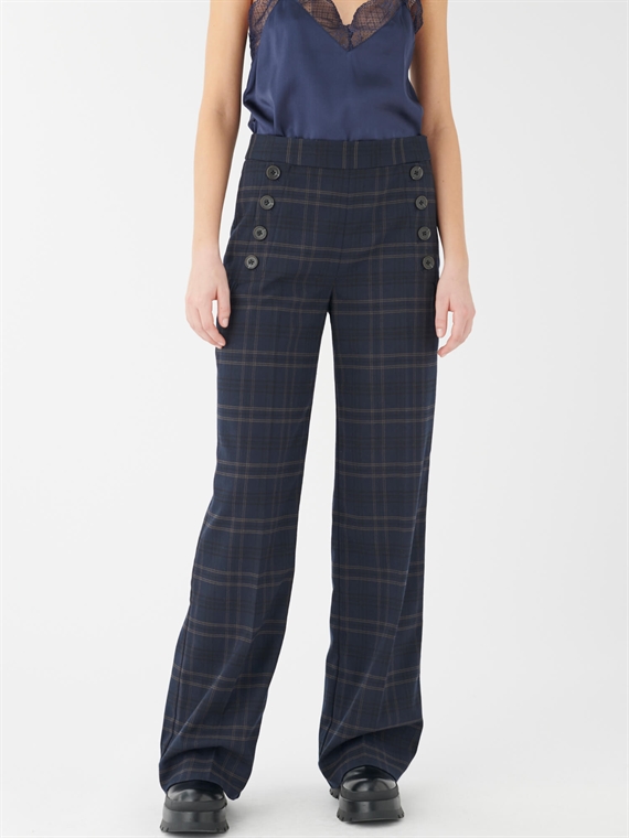 Dea Kudibal Ishina Bukser, Navy Check